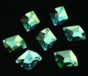 Peridot színű tört rombusz alakú kristály