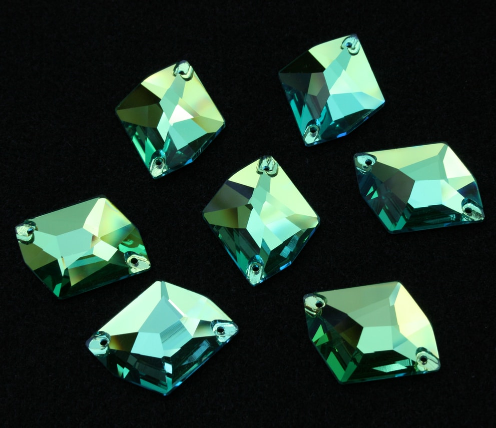 Peridot színű tört rombusz alakú kristály