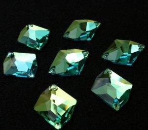 Peridot színű tört rombusz alakú kristály