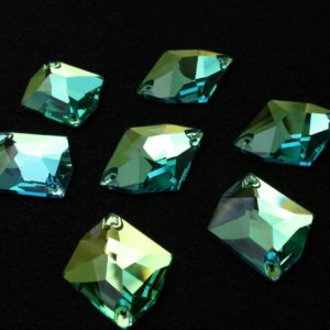 Peridot színű tört rombusz alakú kristály