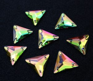 Rainbow színű háromszög alakú kristály