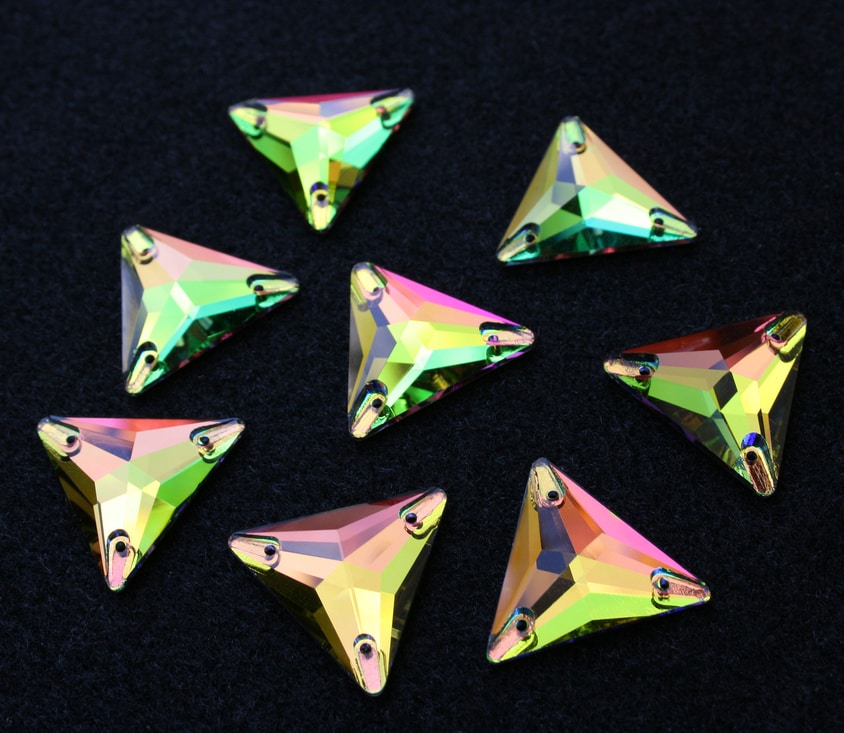 Rainbow színű háromszög alakú kristály