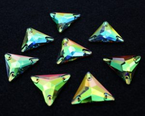 Rainbow színű háromszög alakú kristály