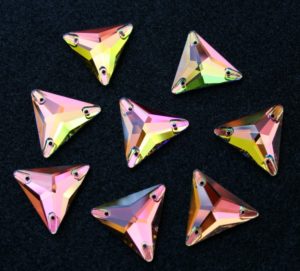Rainbow színű háromszög alakú kristály