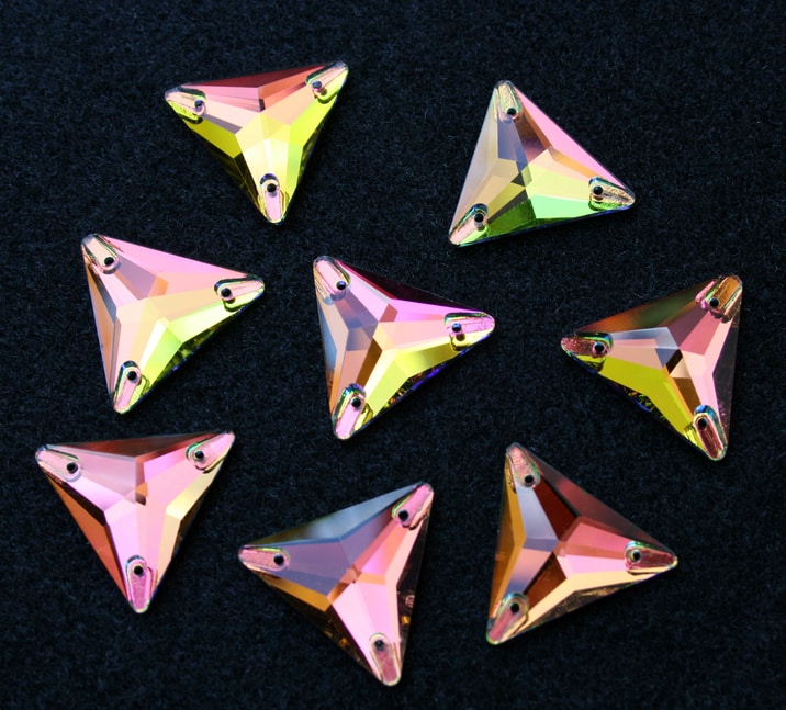 Rainbow színű háromszög alakú kristály