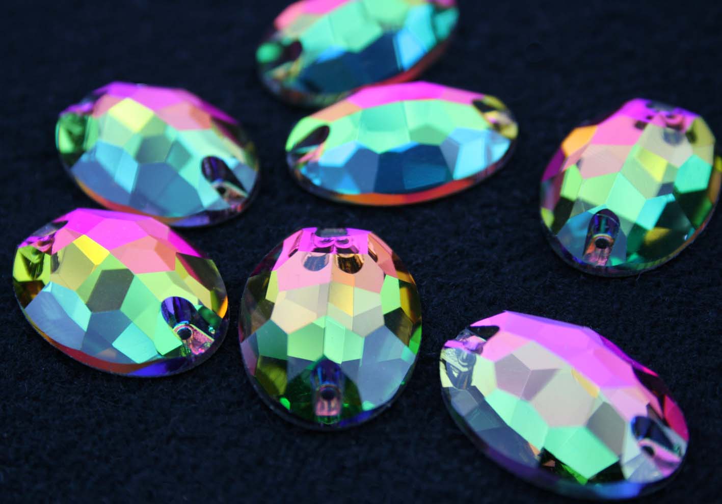 Rainbow színű ovális alakú kristály