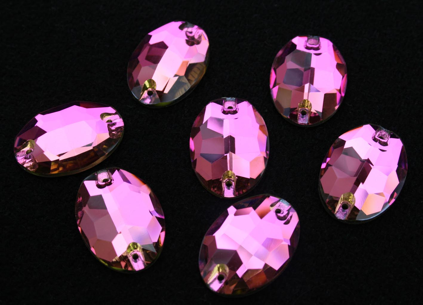 Rose színű ovális alakú kristály