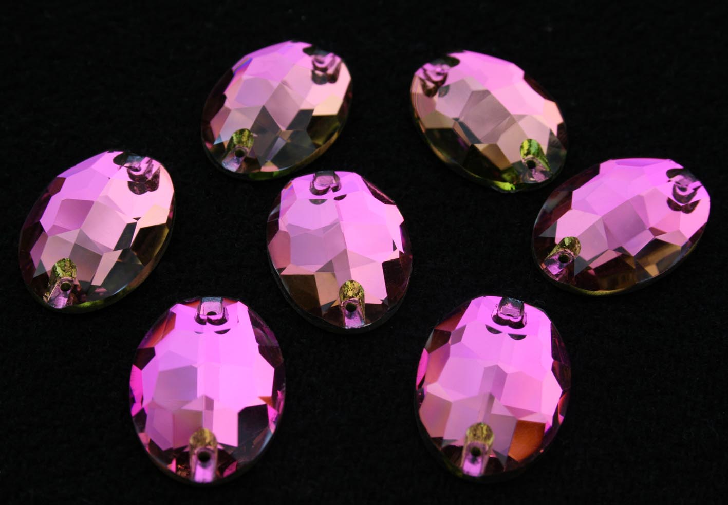 Rose színű ovális alakú kristály