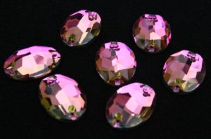 Rose színű ovális alakú kristály