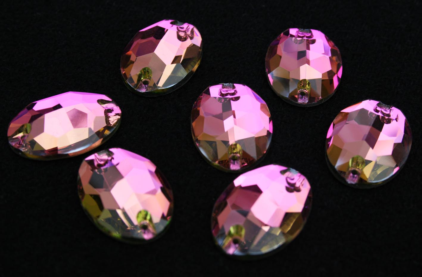 Rose színű ovális alakú kristály