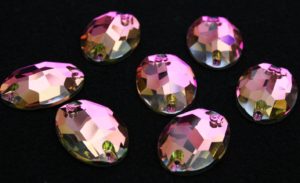 Rose színű ovális alakú kristály