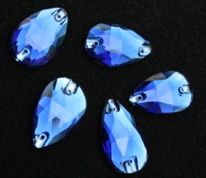 Sapphire színű csepp alakú kristály