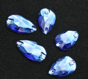 Sapphire színű csepp alakú kristály