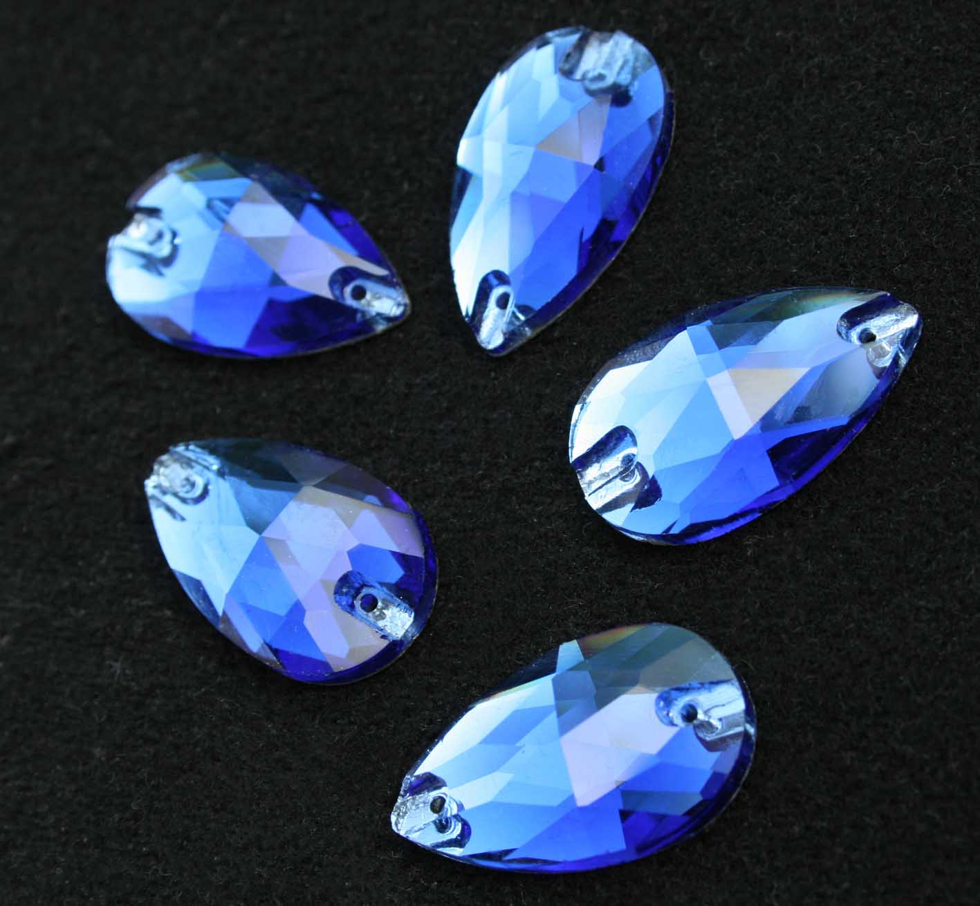 Sapphire színű csepp alakú kristály