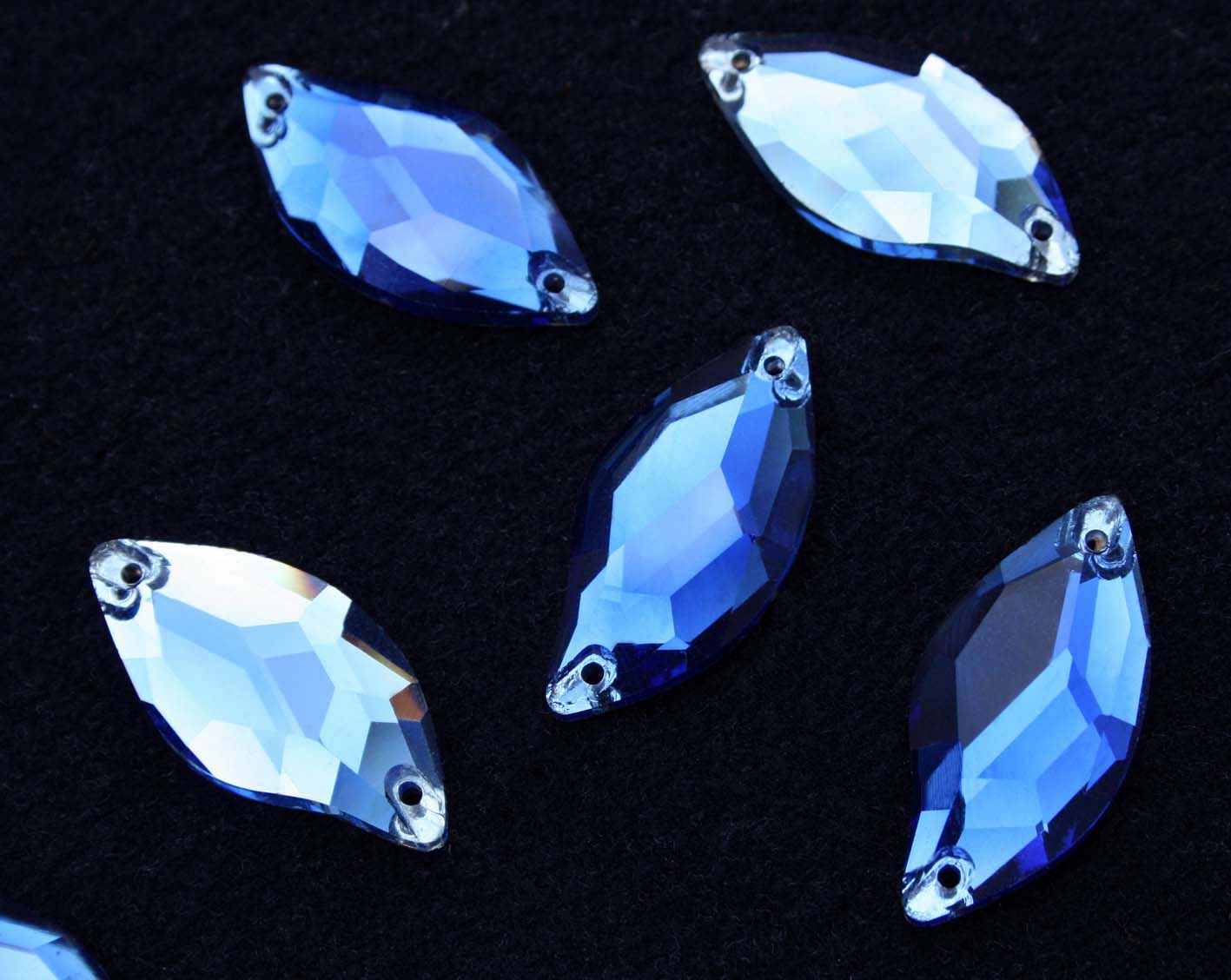 Sapphire színű levél alakú kristály