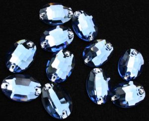 Sapphire színű ovális alakú kristály