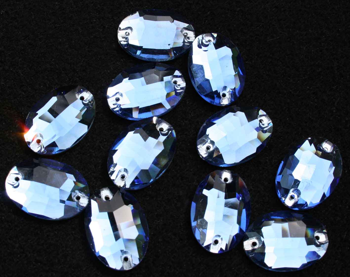 Sapphire színű ovális alakú kristály