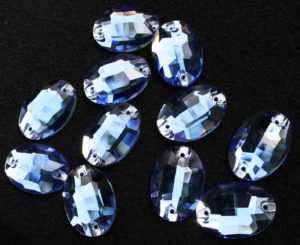 Sapphire színű ovális alakú kristály