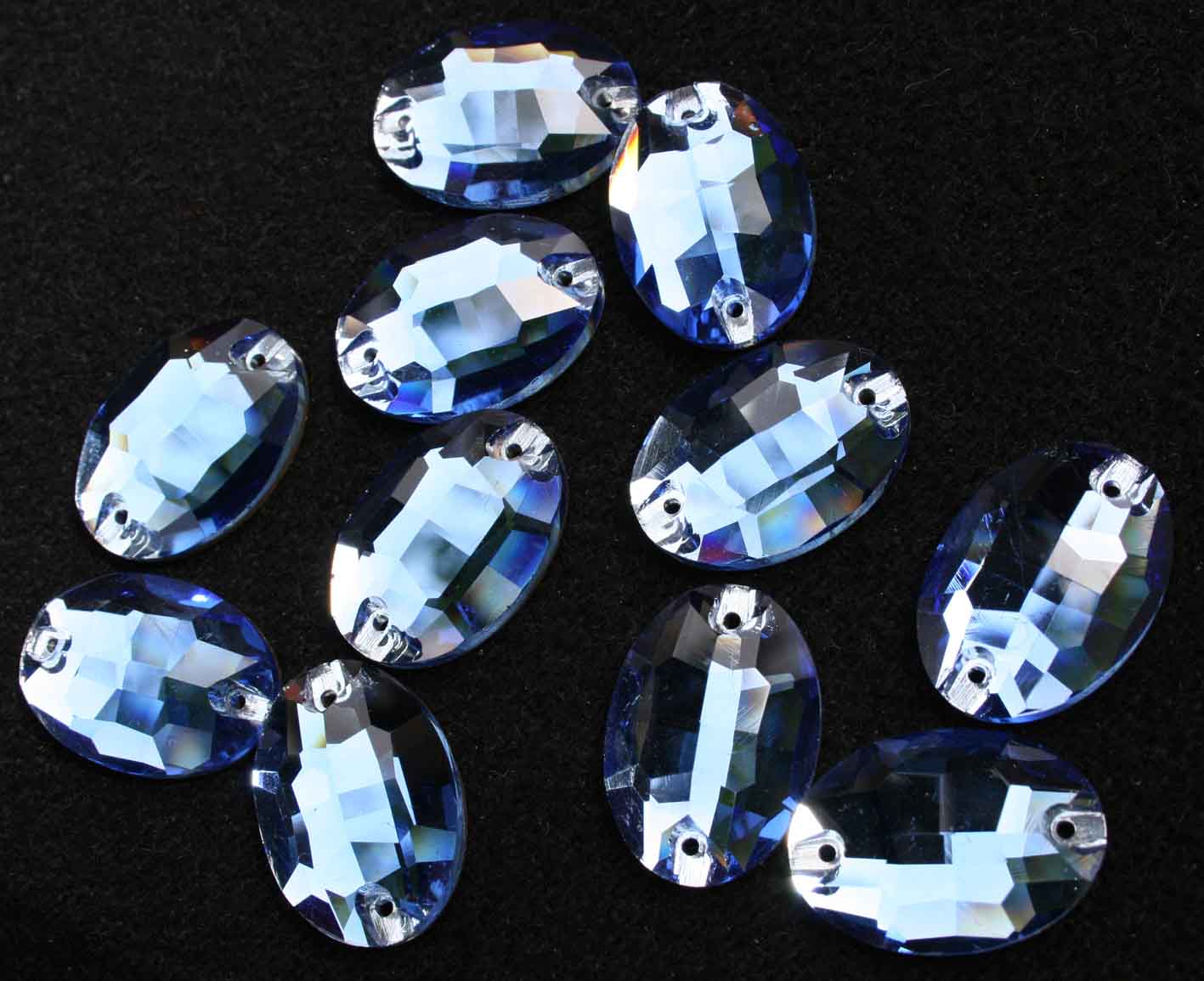 Sapphire színű ovális alakú kristály