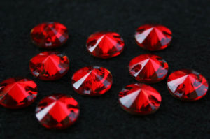 Siam színű kör alakú kristály