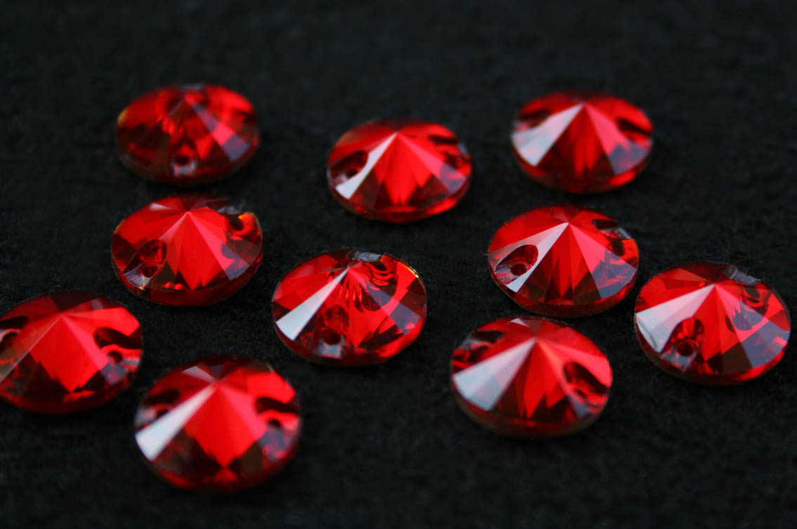 Siam színű kör alakú kristály