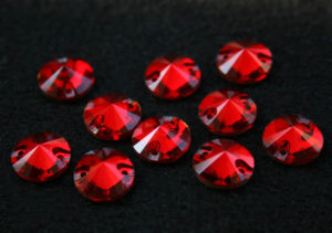 Siam színű kör alakú kristály