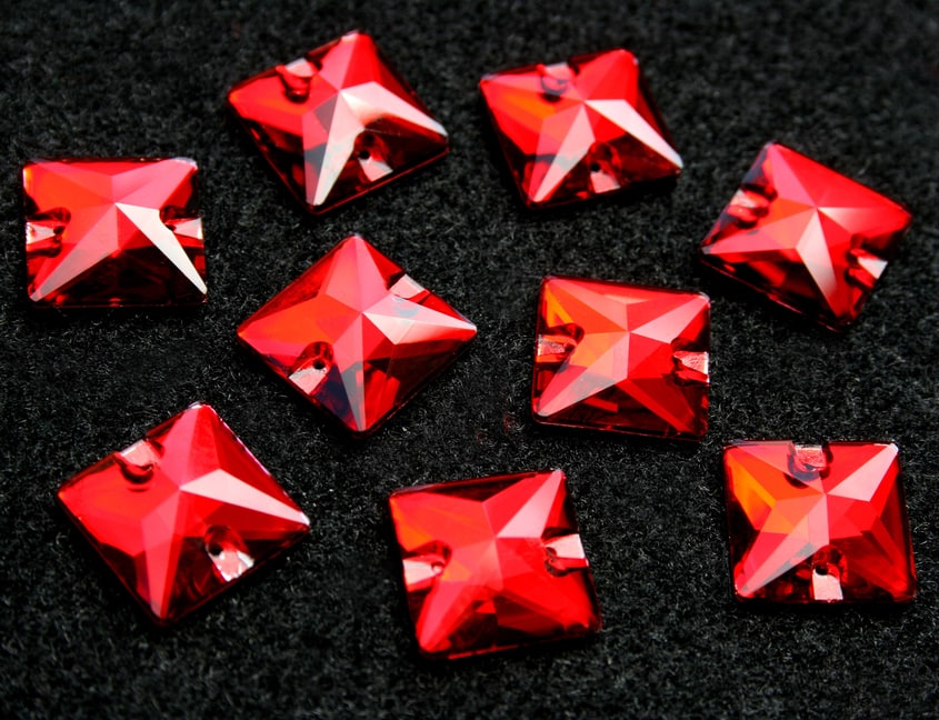 Siam színű négyzet alakú kristály