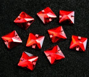 Siam színű négyzet alakú kristály