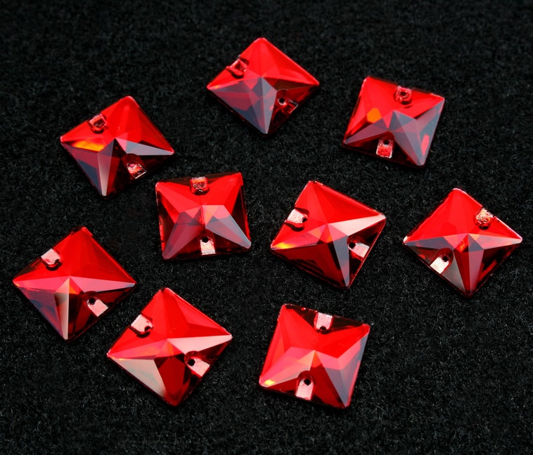 Siam színű négyzet alakú kristály