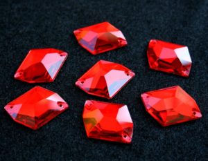 Siam színű tört rombusz alakú kristály