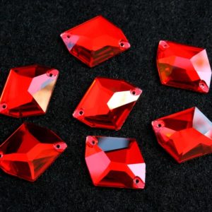 Siam színű tört rombusz alakú kristály