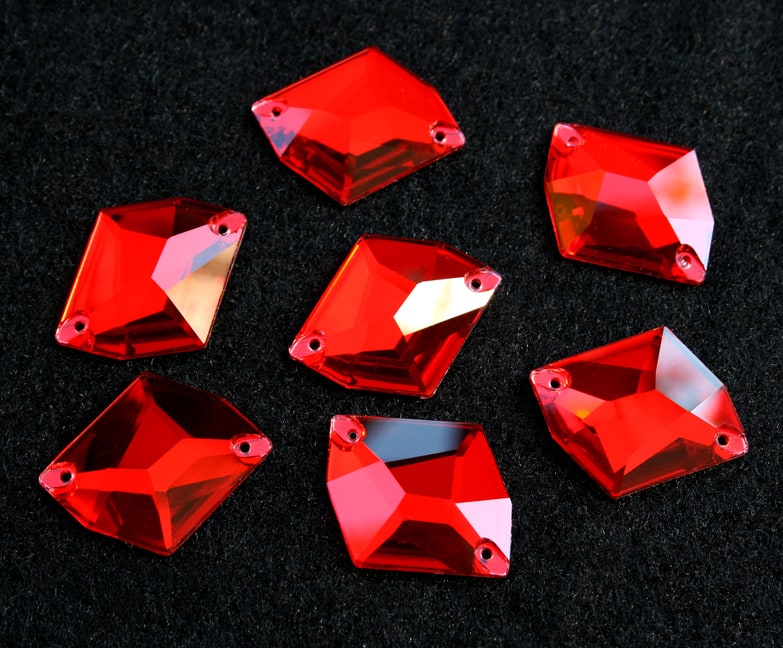 Siam színű tört rombusz alakú kristály