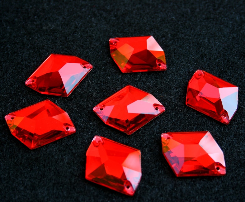 Siam színű tört rombusz alakú kristály