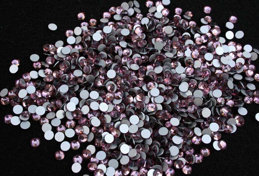 Light Amethyst színű ragasztható strasszkő - Kristály Kuckó Light Amethyst színű ragasztható strasszkő