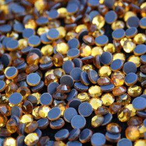 Topaz színű vasalható kristálykő