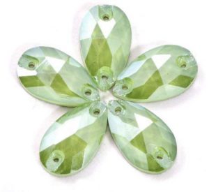 Light Peridot Opal színű csepp alakú kristály