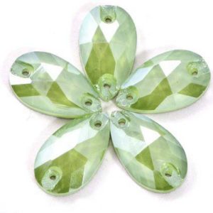 Light Peridot Opal színű csepp alakú kristály