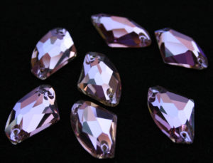 Violet színű ék alakú kristály