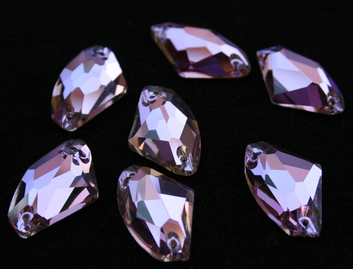 Violet színű ék alakú kristály