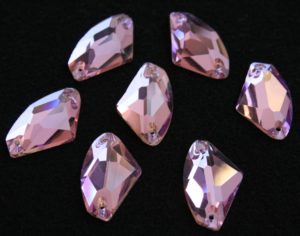 Violet színű ék alakú kristály