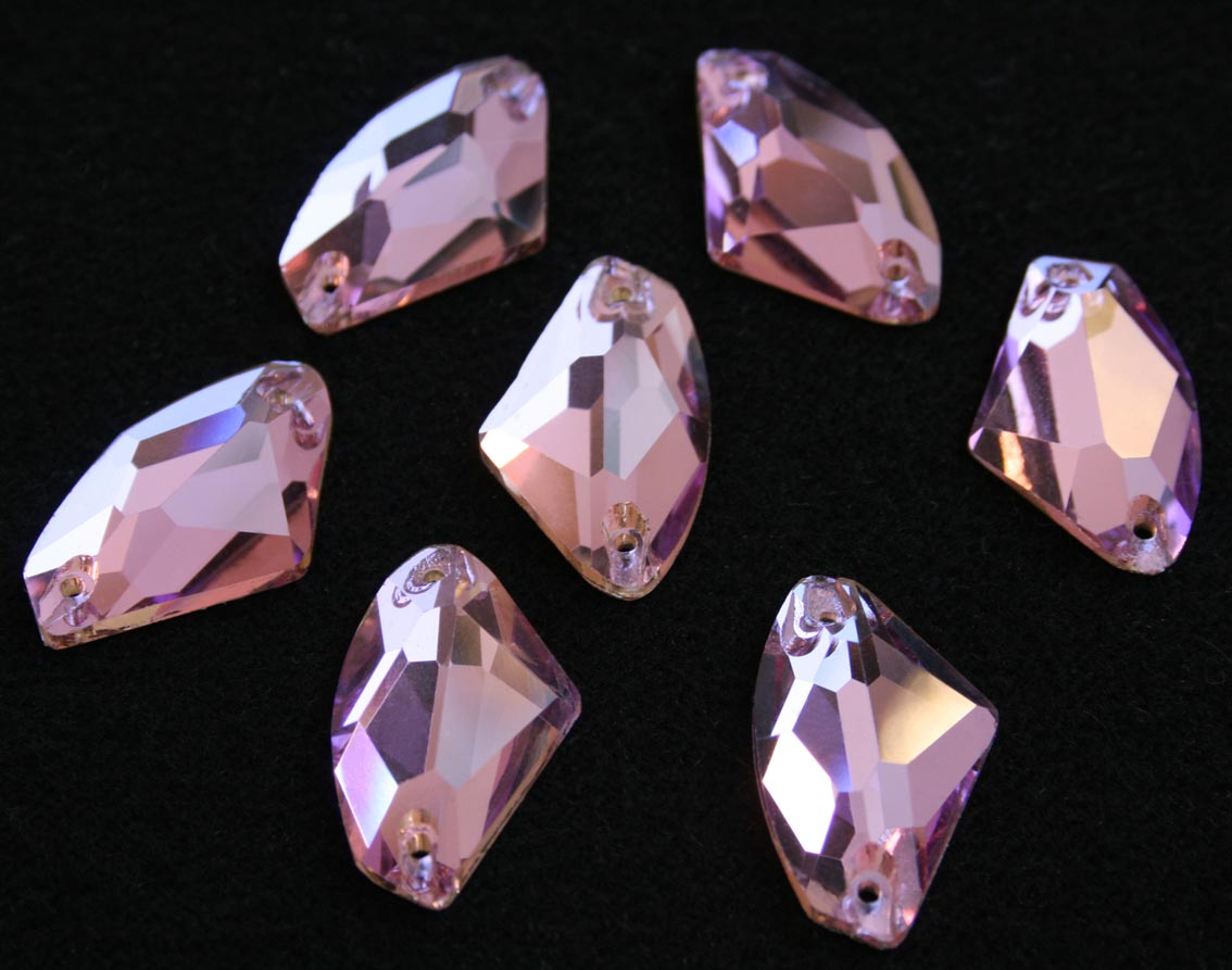 Violet színű ék alakú kristály