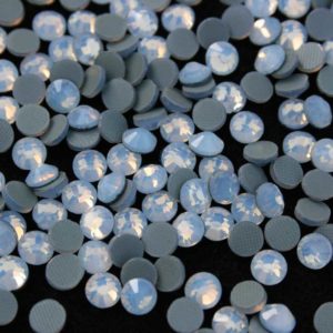 White opal színű vasalható kristálykő