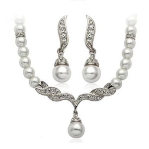 Gyöngyös nyaklánc fülbevalóval