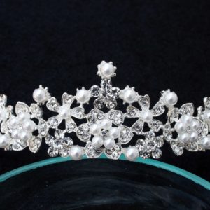 Tiara gyöngyökkel és kristálykövekkel