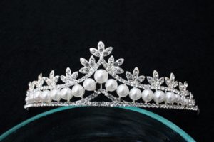 Gyöngyös tiara kristálykövekkel