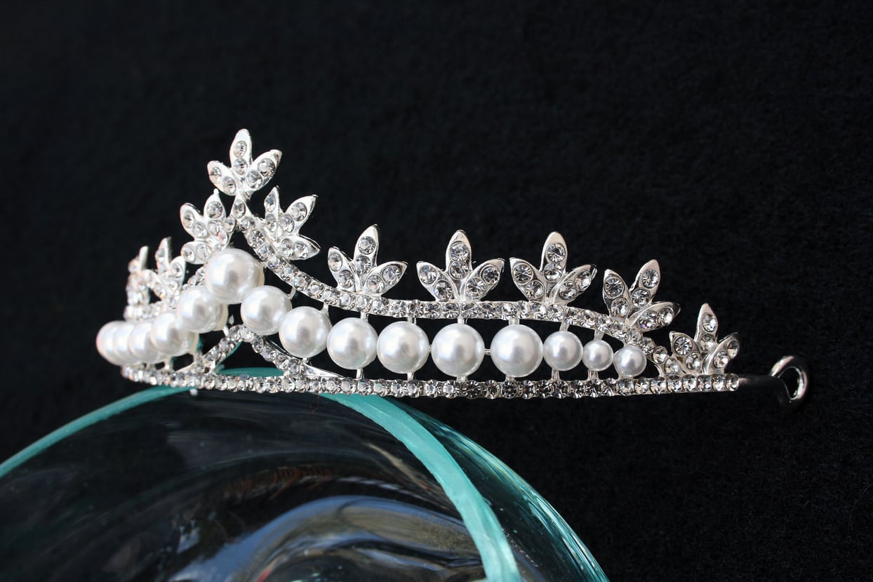 Gyöngyös tiara kristálykövekkel