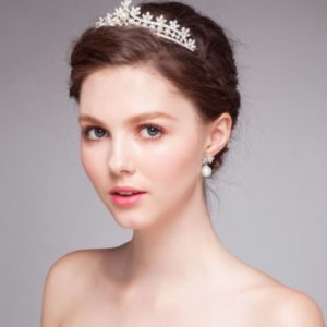 Gyöngyös tiara kristálykövekkel