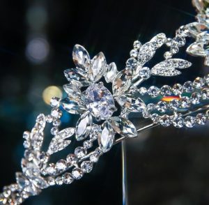 Királynői tiara szikrázó kristálykövekkel