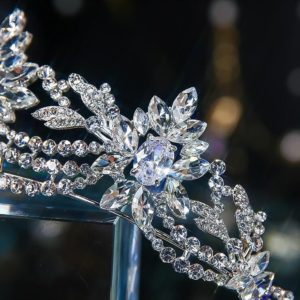 Királynői tiara szikrázó kristálykövekkel