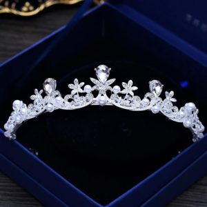 Elegáns tiara kristályokkal és gyöngyökkel